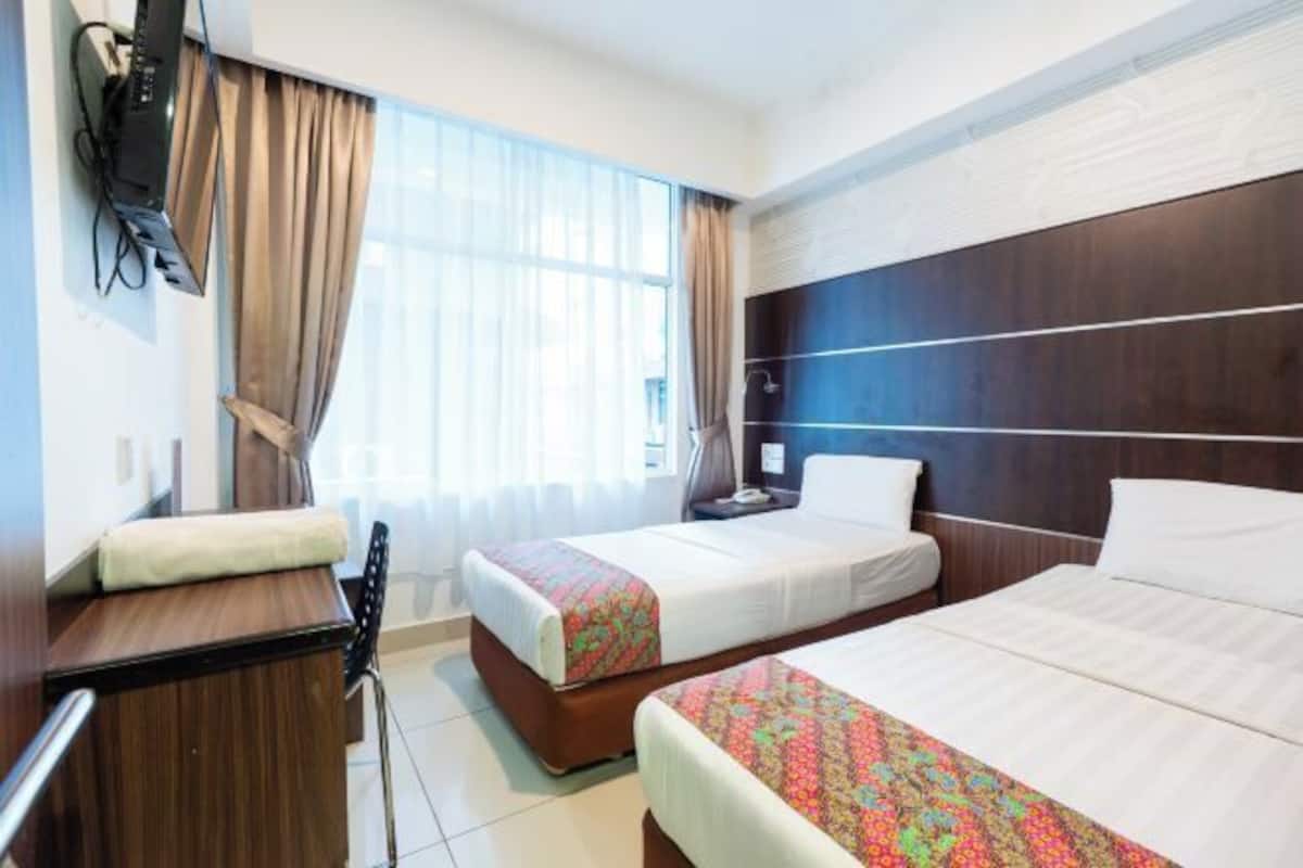 Peti besi dalam bilik, meja, Wi-fi percuma, cadar katil