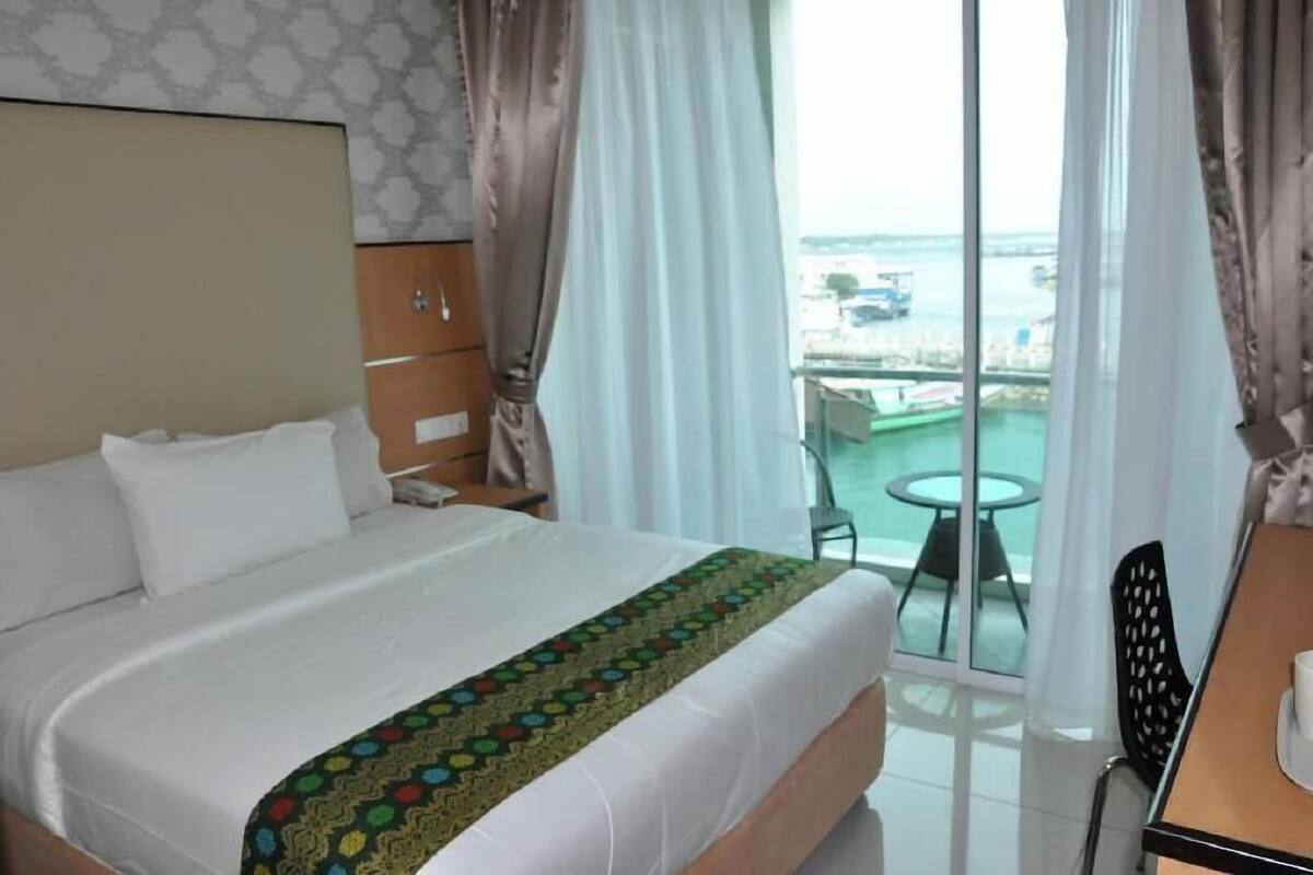 In-room safe, desk, free WiFi, bed sheets