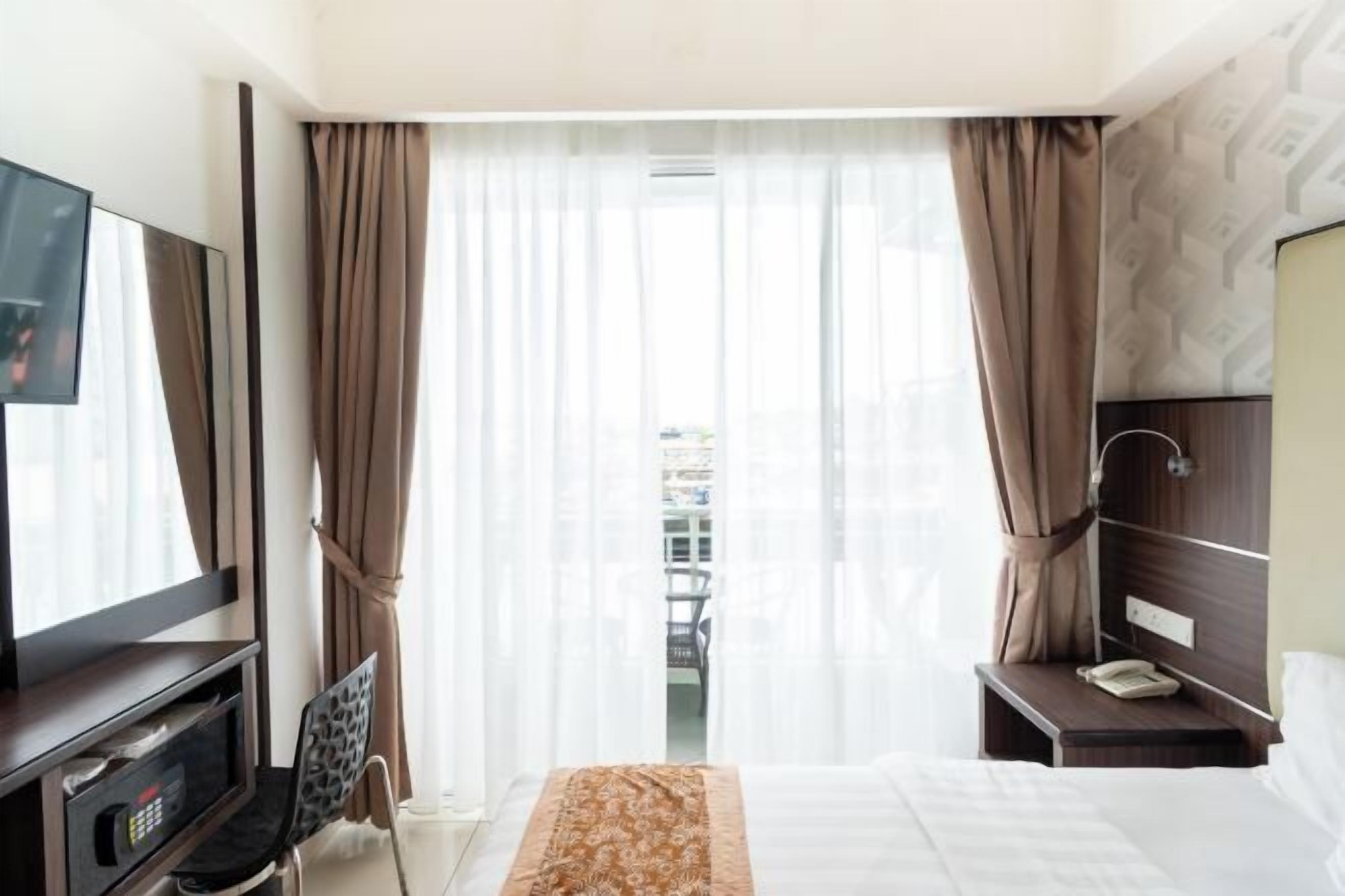 Peti besi dalam bilik, meja, Wi-fi percuma, cadar katil 