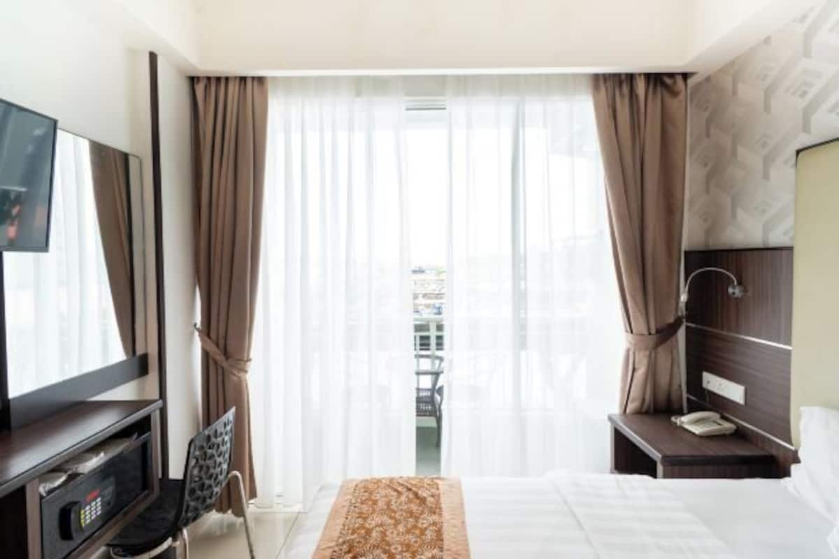 Peti besi dalam bilik, meja, Wi-fi percuma, cadar katil