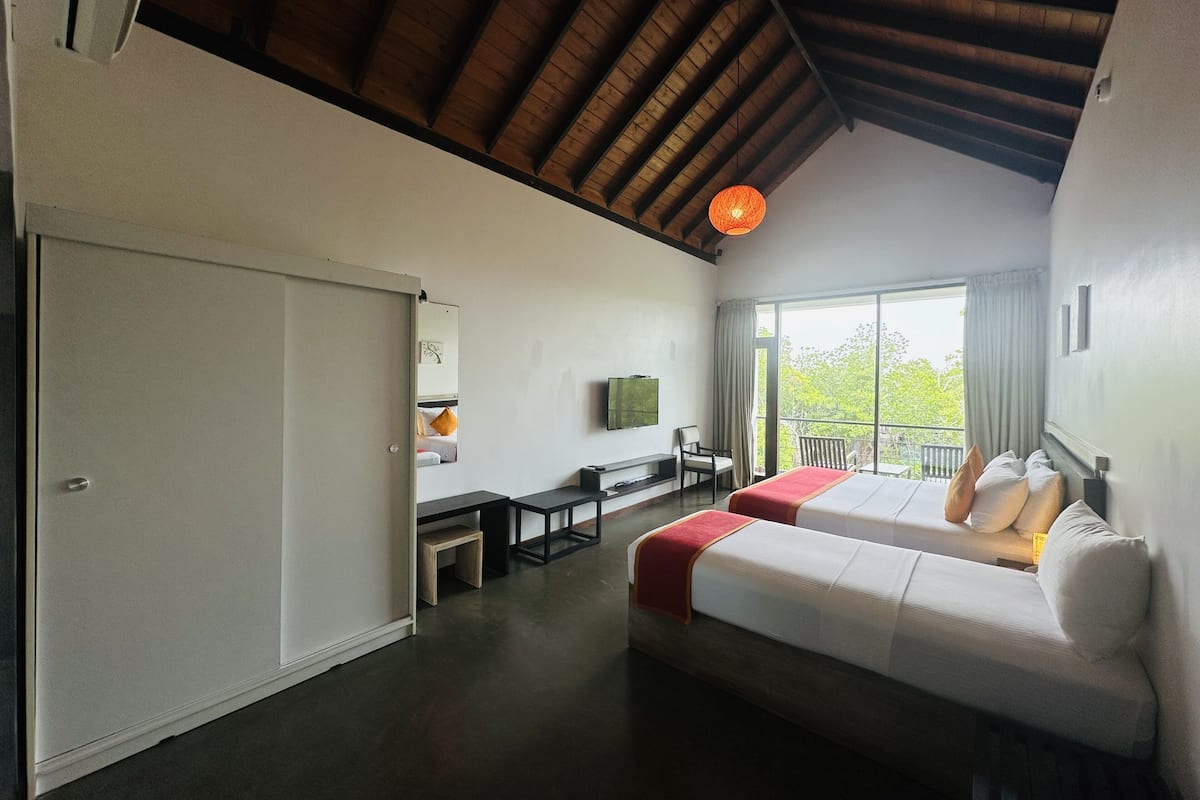 Deluxe Twin Suite with Lake View and Balcony | Bộ đồ giường cao cấp, minibar, két bảo mật tại phòng