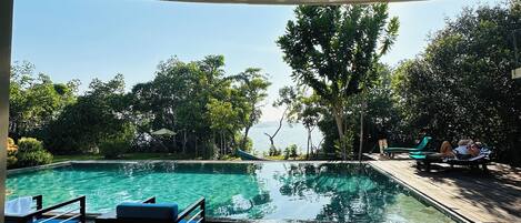 Hồ bơi ngoài trời