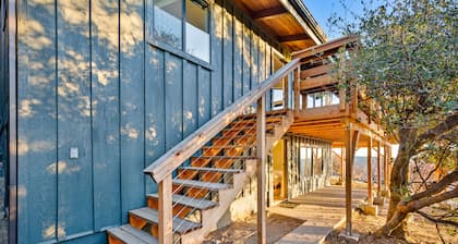 Light & bright cabin with large deck, private hot tub & gorgeous views