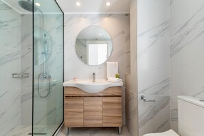 Combined shower/tub, hair dryer