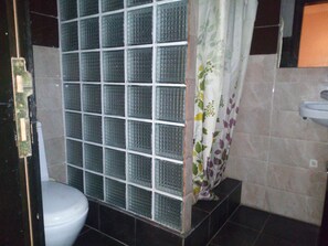 Douche, articles de toilette gratuits, serviettes fournies, savon