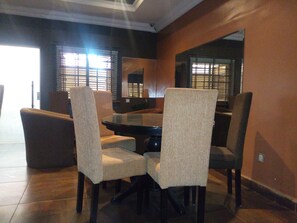 Petit déjeuner composé de spécialités régionales (2500 NGN par personne)