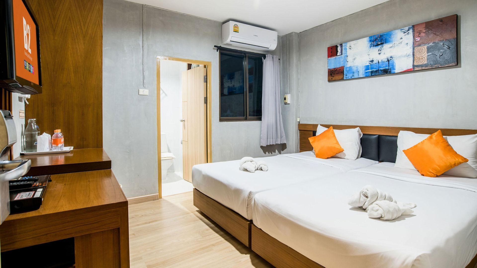 Escritorio, wifi gratis y ropa de cama 