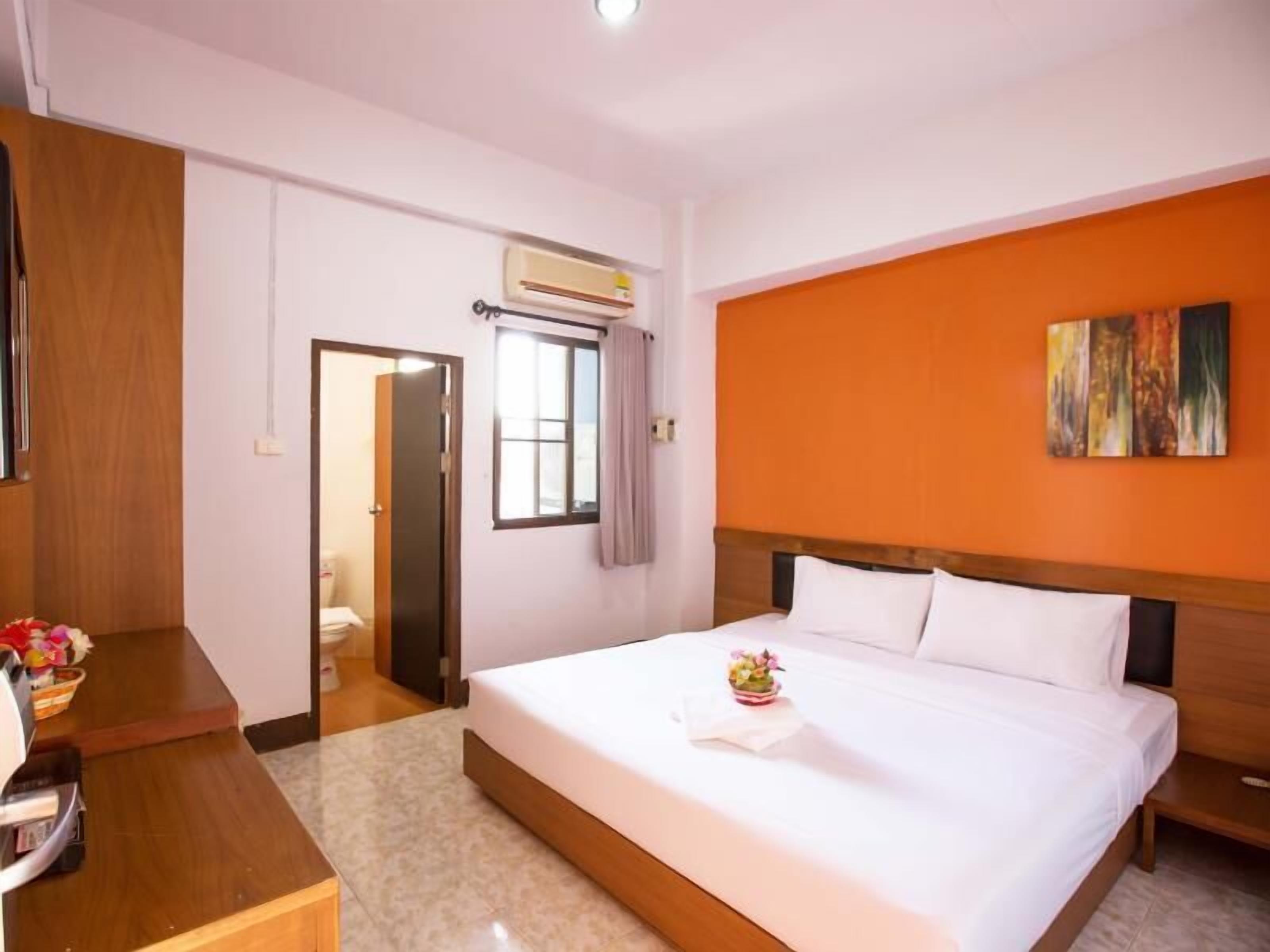 Escritorio, wifi gratis y ropa de cama 