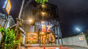 Un bâtiment avec une enseigne bien visible indiquant « B2 », un escalier et une entrée bien éclairée.