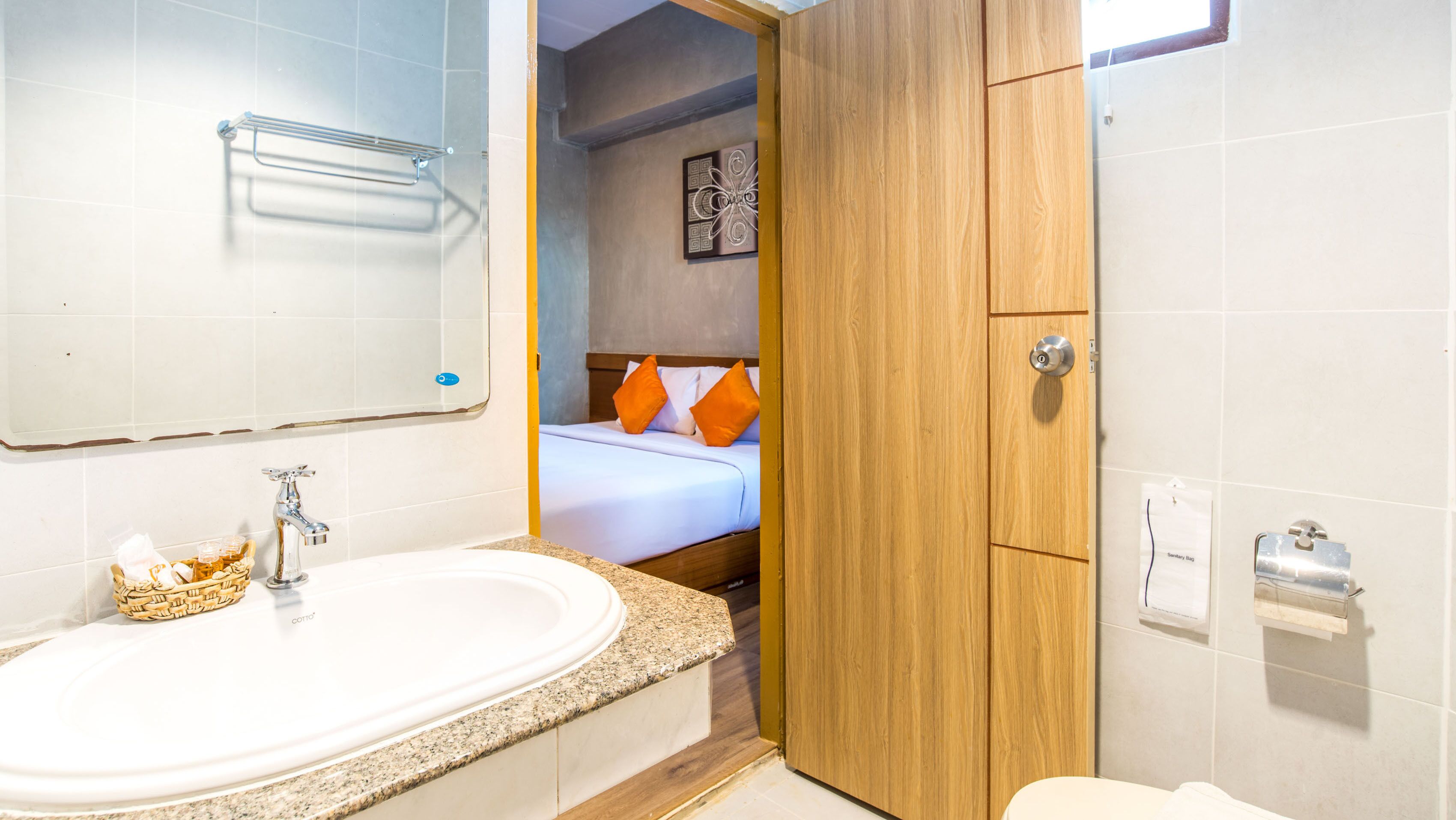 Deluxe Premier Room | Bathroom | Shower, free toiletries, towels, soap