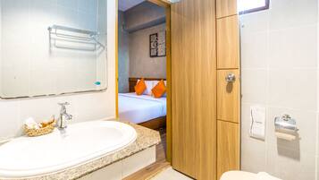 Deluxe Premier Room | Bathroom | Shower, free toiletries, towels, soap