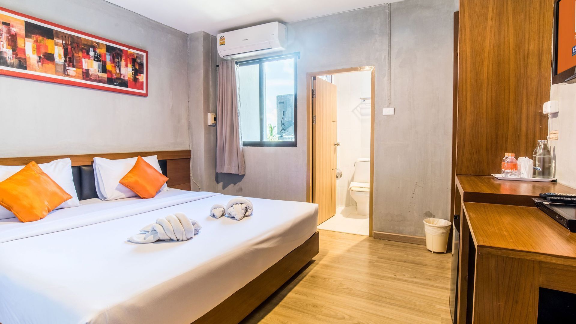 Escritorio, wifi gratis y ropa de cama 