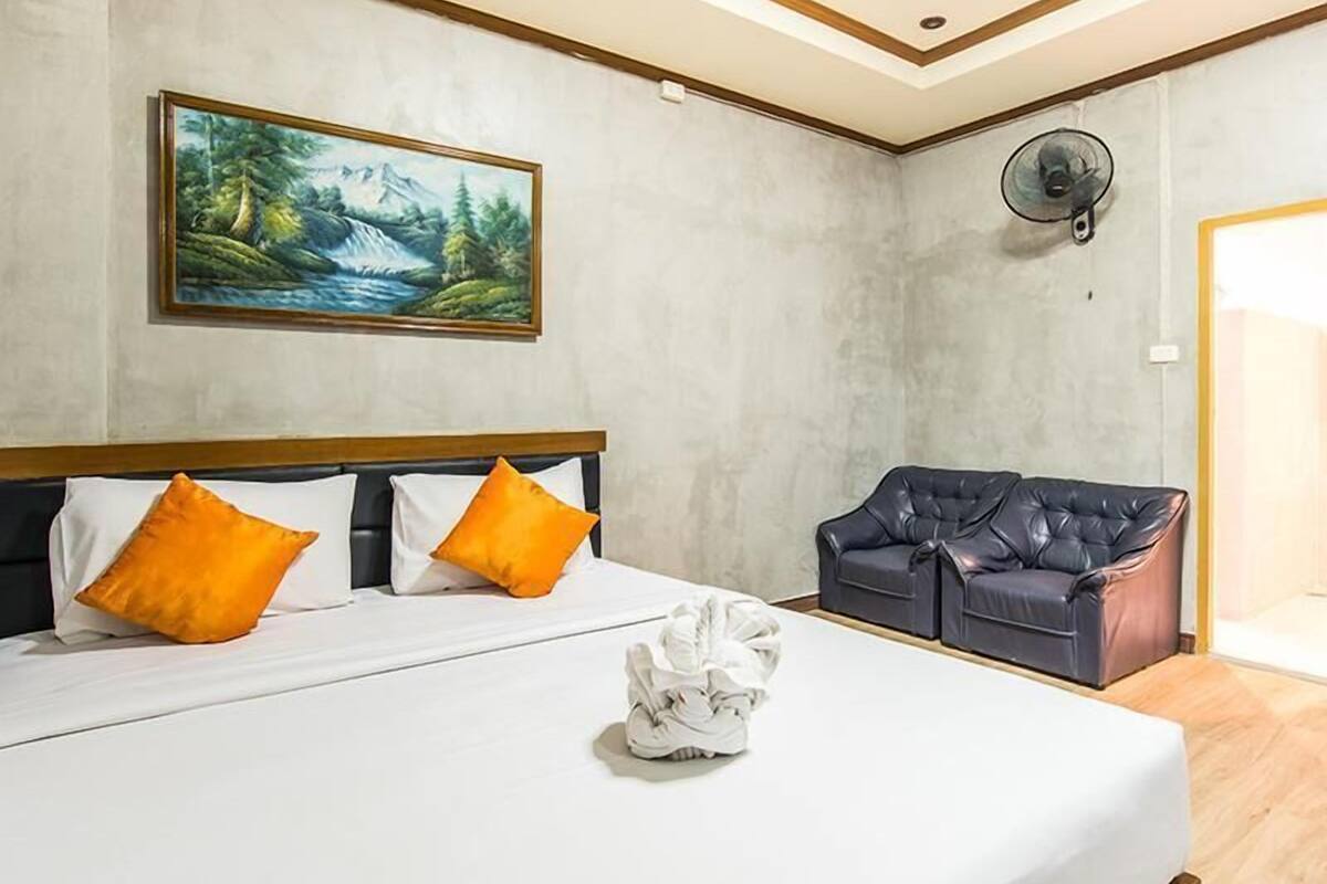 Desk, free WiFi, bed sheets