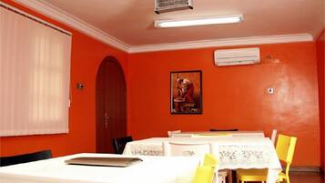 Frokost med lokale retter hver dag (NGN 3000 per person)