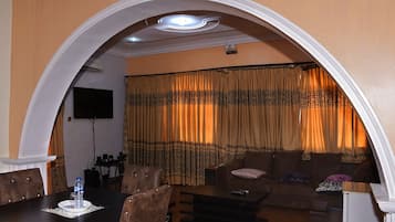 皇家套房 | 办公桌、遮光窗帘、免费 WiFi、床单