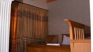 Chambre Simple | Bureau, rideaux occultants, Wi-Fi gratuit, draps fournis