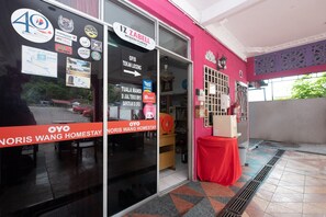 Reception - OYO 89984 Noris Wang Homestay (Lumut)