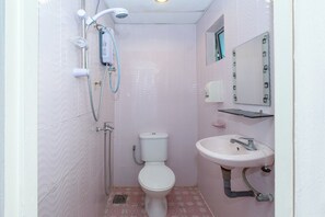 Shower, rainfall showerhead, free toiletries, bidet - OYO 89984 Noris Wang Homestay (Lumut)