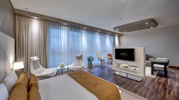 Executive Suite, 1 Bedroom | Minibar, in-room safe, iron/ironing board, free WiFi