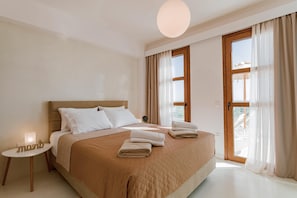 Une chambre à coucher avec un lit, une table de chevet et une fenêtre avec des rideaux.