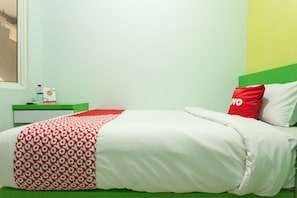 Desk, free WiFi, bed sheets - Hotel O Dinda Residence Syariah (Medan)