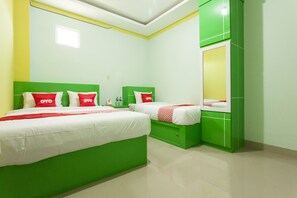 Desk, free WiFi, bed sheets - Hotel O Dinda Residence Syariah (Medan)