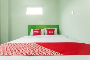 Desk, free WiFi, bed sheets - Hotel O Dinda Residence Syariah (Medan)