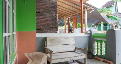 Hotel O Gandrung Payungan Family InnNearStasiun Banyuwangi Kota