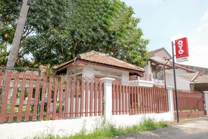 Exterior - Hotel O Kina Family Residence Syariah (Malang)