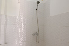 Quarto casal standard | Banheiro | Chuveiro, toalhas de banho