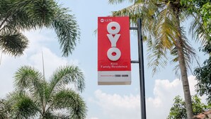 A sign for OYO, a family residence, with a red background and white text. - Hotel O Kina Family Residence Syariah (Malang)