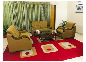 24-inch LED TV with cable channels, TV, Netflix - Ambrosia Guest House (Dhaka)