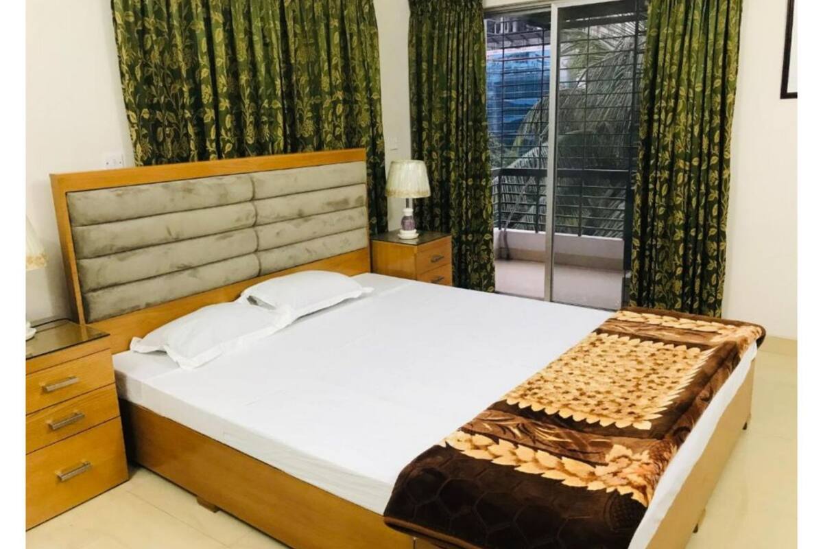 Deluxe-rum - 1 kingsize-säng - rökare - utsikt mot trädgården | Skrivbord, arbetsyta för laptop, ljudisolering och gratis wi-fi