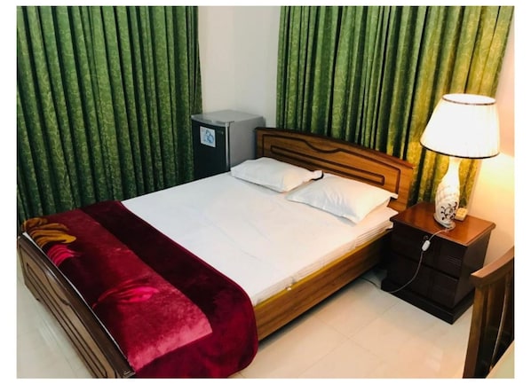 Desk, laptop workspace, soundproofing, free WiFi - Ambrosia Guest House (Dhaka)