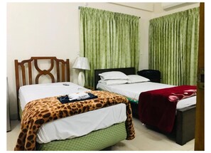 Rainfall showerhead, free toiletries, towels, soap - Ambrosia Guest House (Dhaka)