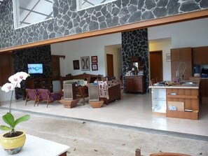 Lobby sitting area - Ronia Mountain Villa Lembang (Lembang)