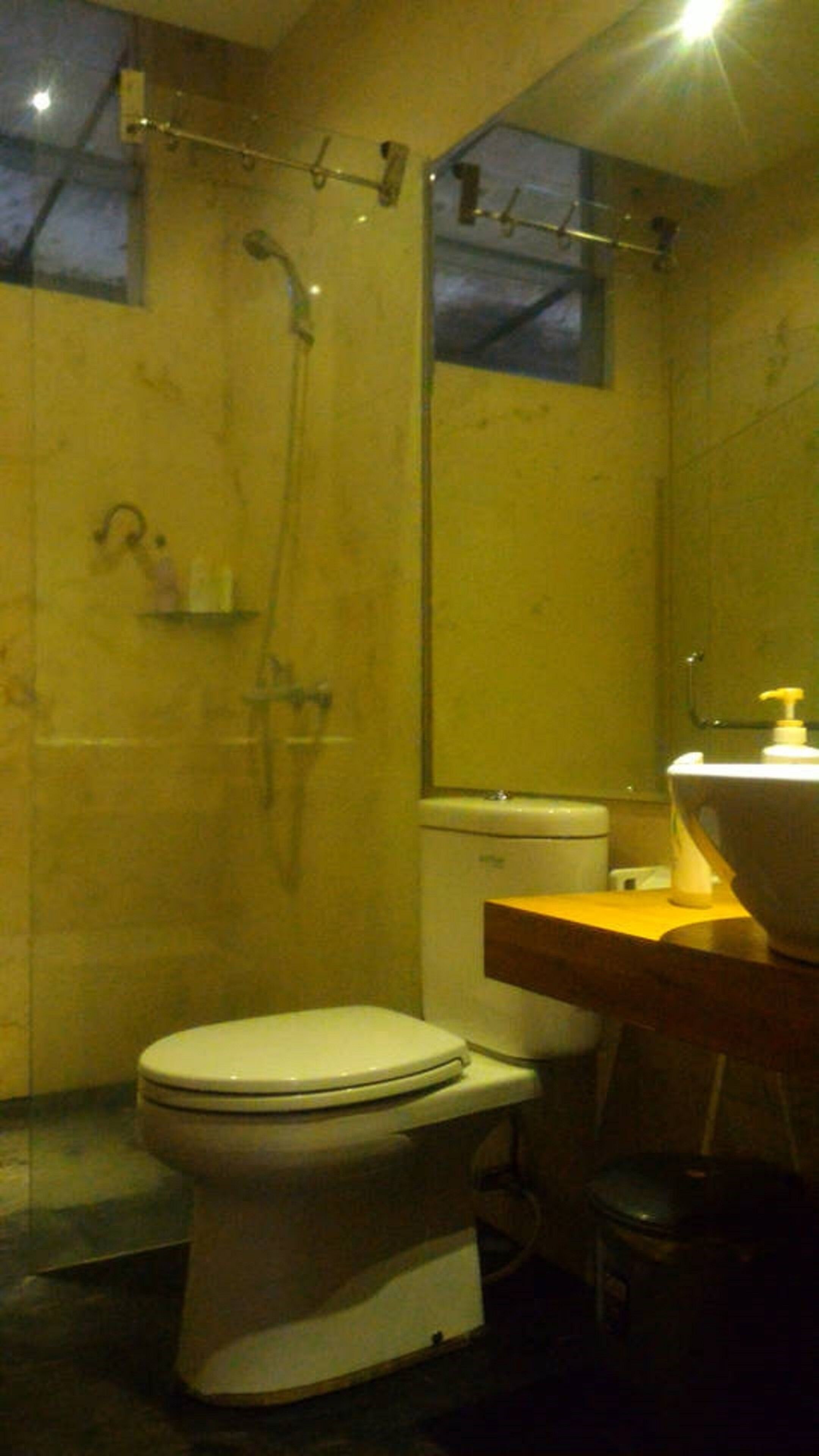Un baño pequeño con inodoro, lavabo y ducha.