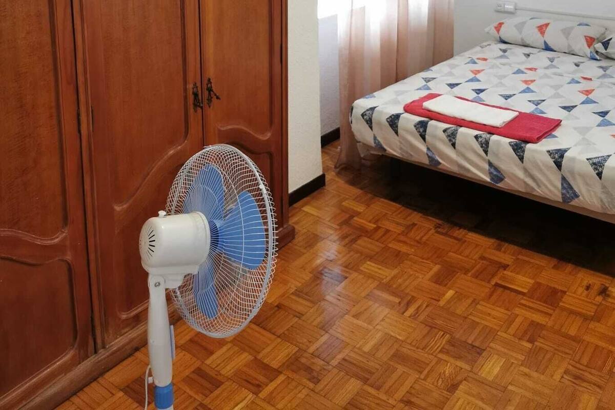 Room, Shared Bathroom (M2)
