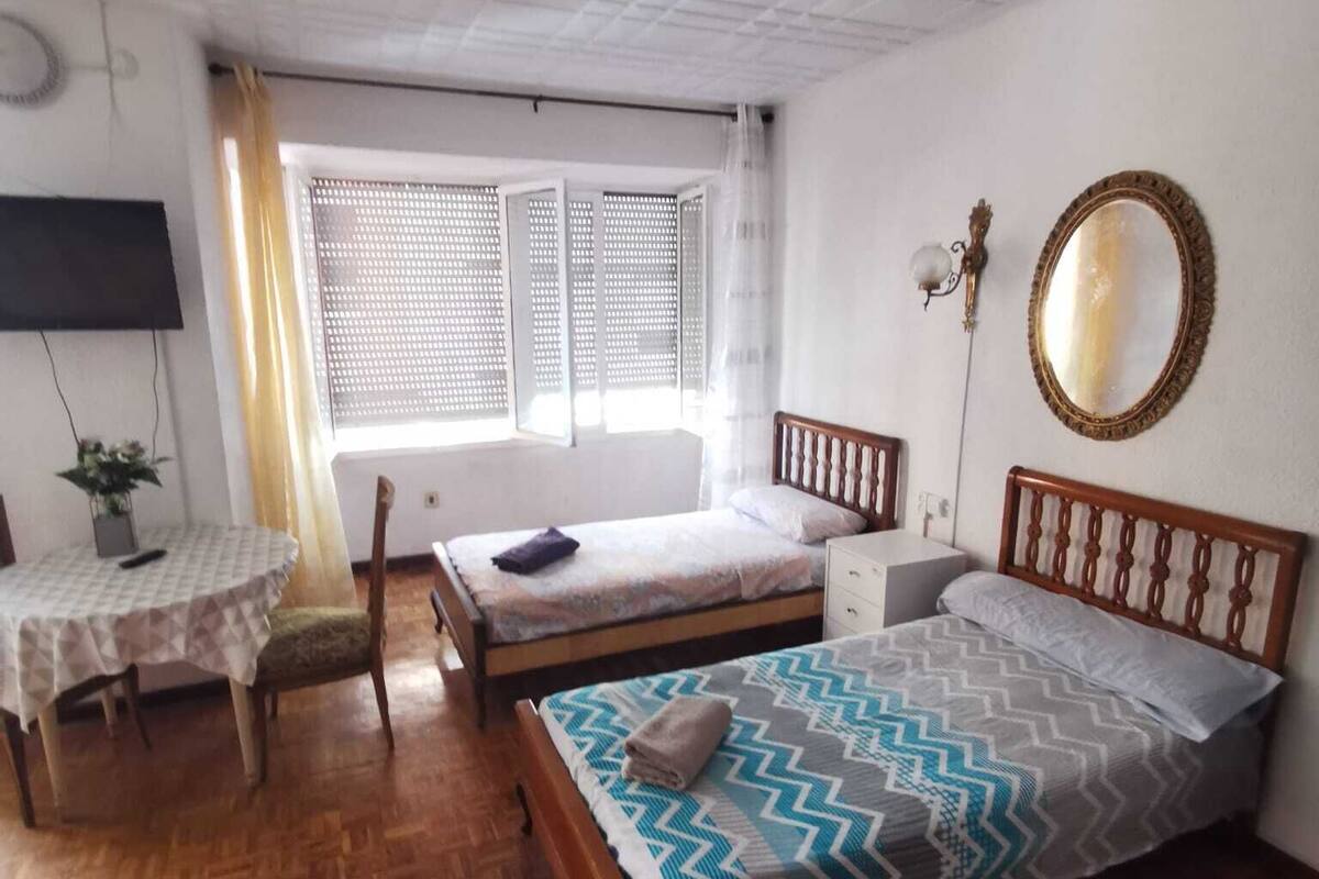 Room, Shared Bathroom (M3)