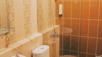 Deluxe Triple Room | Bathroom | Shower, towels, soap, shampoo