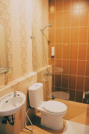 Deluxe Triple Room | Bathroom | Shower, towels, soap, shampoo - Rumah Mutiara (Bandung)