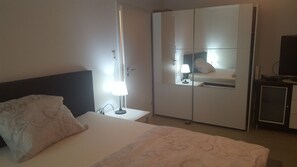 Apartment, 2 Schlafzimmer | 2 Schlafzimmer, Bügeleisen/Bügelbrett, kostenloses WLAN, Bettwäsche
