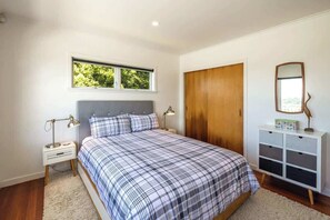 2 bedrooms, iron/ironing board, WiFi