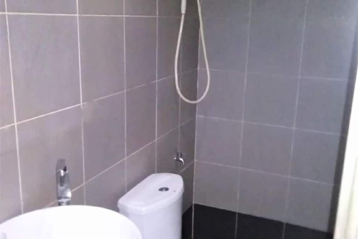 Bathroom | Shower, rainfall showerhead, free toiletries, bidet