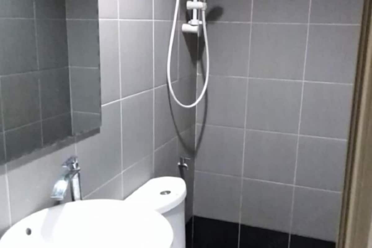 Un bany amb vàter, rentapel i dutxa.