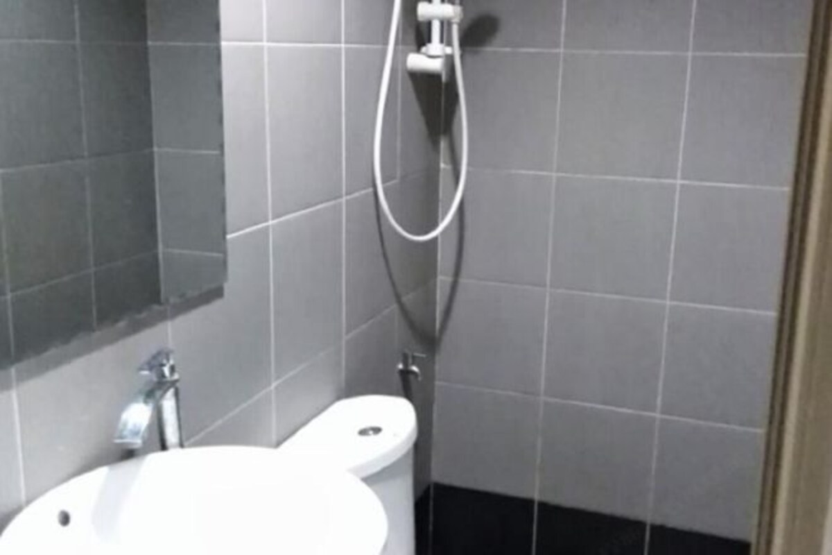 Un bagno con WC, lavabo e doccia.