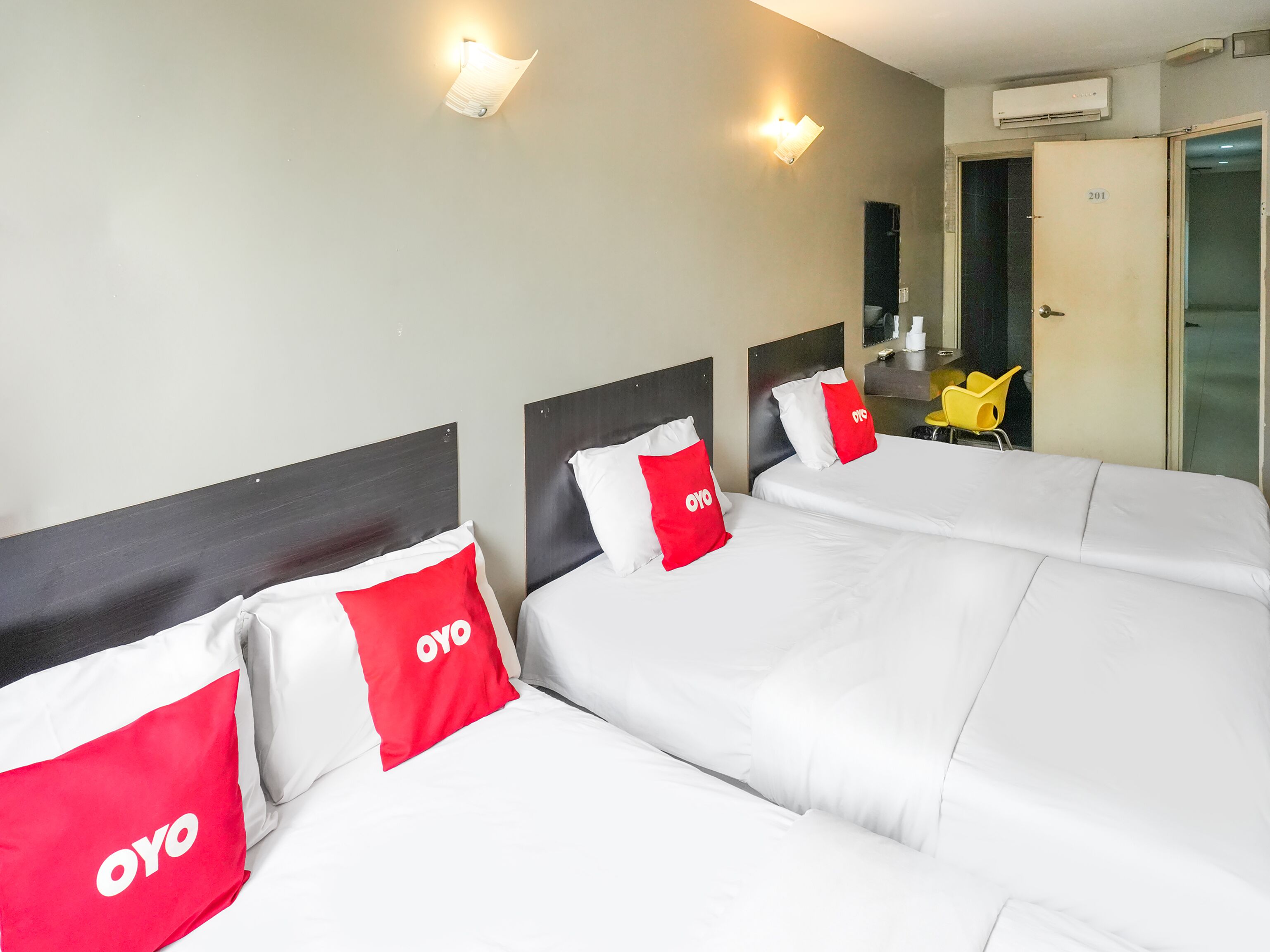 family suite | 1 bedroom, desk, free wifi, bed sheets