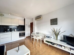 Fridge, microwave, oven, coffee/tea maker - PATTAYA 19 P 31- Bonito piso, cerca del mar, 1 Hab (Empuriabrava)