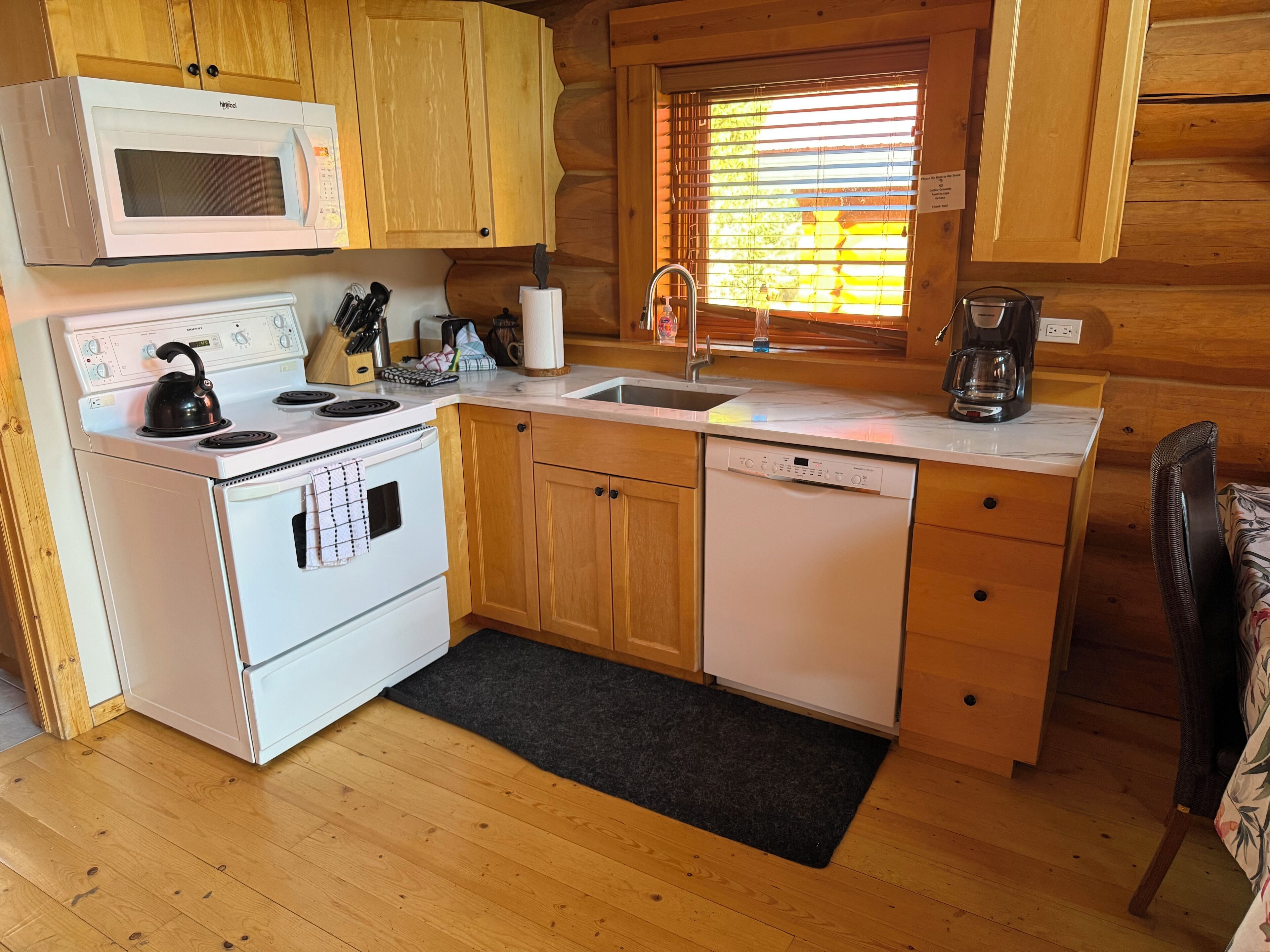 Kjøleskap, mikrobølgeovn, kokeplater og oppvaskmaskin