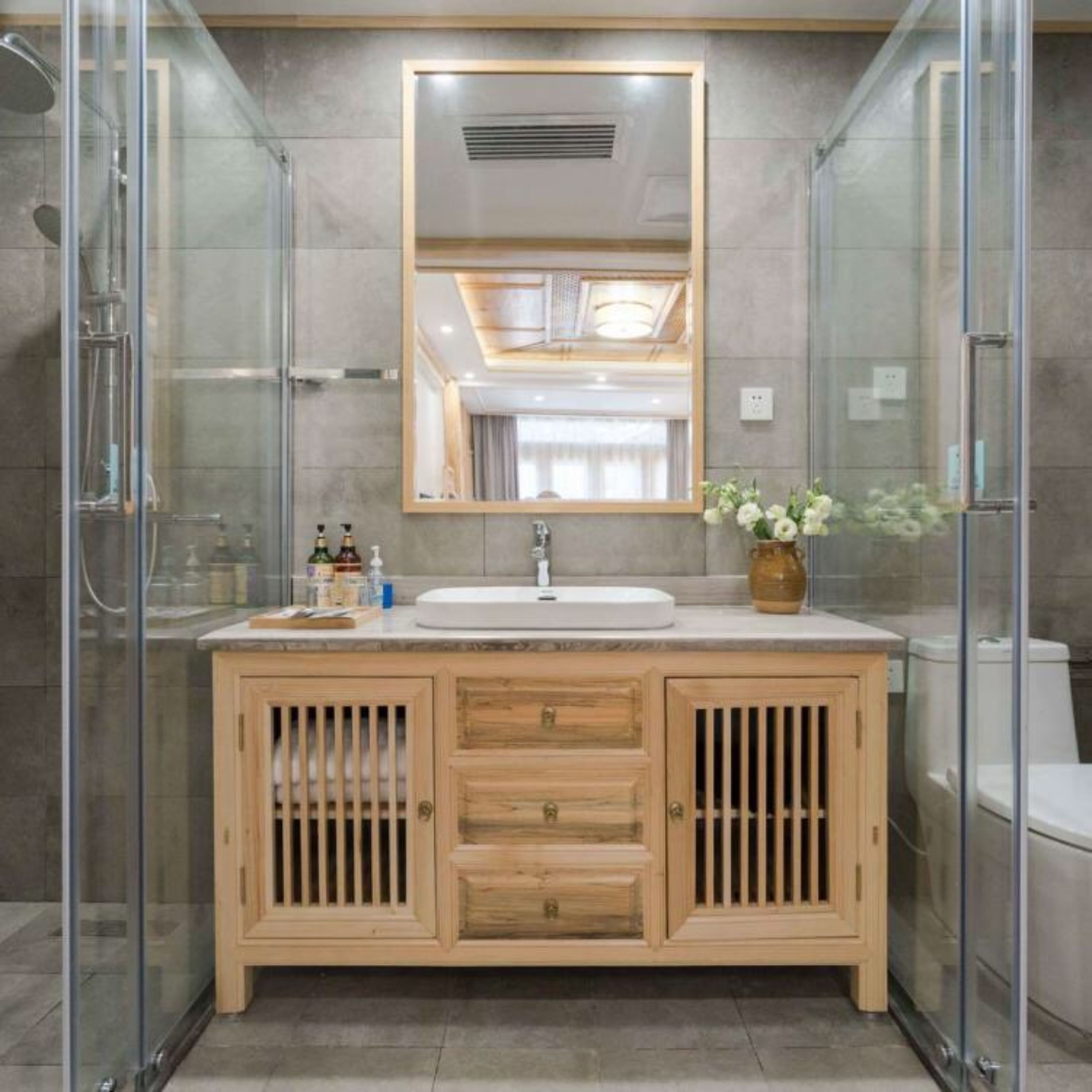 Habitación exclusiva con 2 camas individuales | Baño | Ducha, artículos de higiene personal gratuitos y secador de pelo